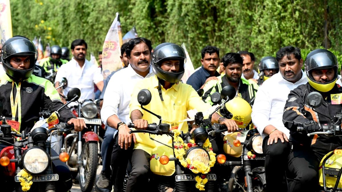 NEWSSYNTAX's tweet photo. 🚨 BREAKING NEWS 🚨

Palla Srinivasa Rao flags off Tirupati-Varanasi bike rally to mark Modi’s 25 years in office

#NarendraModi #IndianPolitics #BJP #India #NewsSyntax https://t.co/6681J02IFb