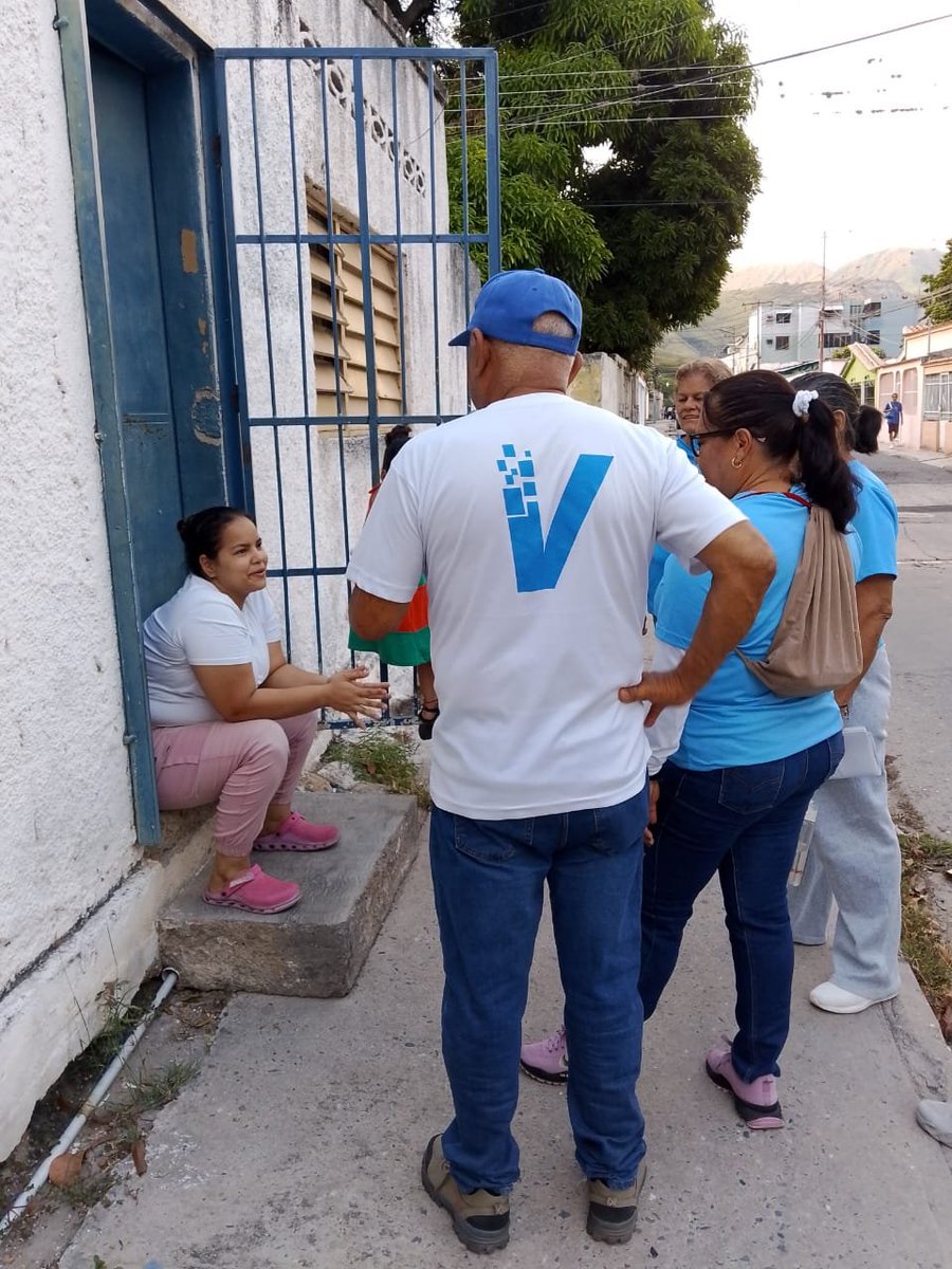 Red_Libertad_SJ's tweet photo. Este #29Sep recorrimos las calles de Boquita, conversando mano a mano con nuestros vecinos. El mensaje retumba en cada esquina con fuerza y esperanza: ¡todos quieren a @MariaCorinaYA de regreso en Venezuela! 🇻🇪
​¡La gente no se rinde y la esperanza está más firme que nunca! 💪✨ https://t.co/jzJxpMdR1p