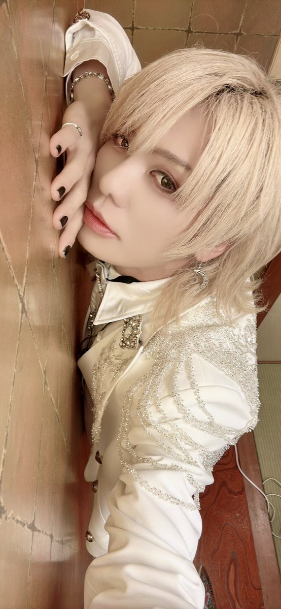 kouki_d_out's tweet photo. さくら前線、川越湯遊ランドさんありがとうございました！

毎回ご一緒させてもらう歌手の皆さんと楽しくやれました。

バンドマン心に火がついて対バン燃えました、それもこれもみんなが声を出してくれるから、さくら前線やべーって会場を巻き込めてるよ！

さくらっ娘に何よりも感謝！

本来なら初めましての人企画もさくらっ娘にしたい気持ちです、なので、最前線でさくらっ娘のみんなには僕らが描く景色を見てもらいます。

ということで、さくら前線の島想ひのアー写解禁です。

沖縄の空と海で撮影しました。
ジャケットもめちゃくちゃいい感じなので期待しててね？

さぁ、さくら最前線はイギリスへ！！