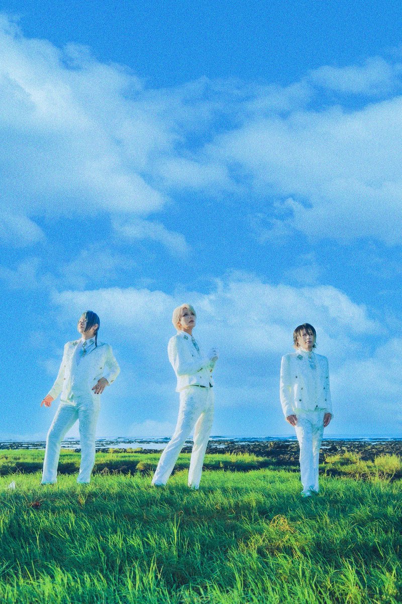 kouki_d_out's tweet photo. さくら前線、川越湯遊ランドさんありがとうございました！

毎回ご一緒させてもらう歌手の皆さんと楽しくやれました。

バンドマン心に火がついて対バン燃えました、それもこれもみんなが声を出してくれるから、さくら前線やべーって会場を巻き込めてるよ！

さくらっ娘に何よりも感謝！

本来なら初めましての人企画もさくらっ娘にしたい気持ちです、なので、最前線でさくらっ娘のみんなには僕らが描く景色を見てもらいます。

ということで、さくら前線の島想ひのアー写解禁です。

沖縄の空と海で撮影しました。
ジャケットもめちゃくちゃいい感じなので期待しててね？

さぁ、さくら最前線はイギリスへ！！