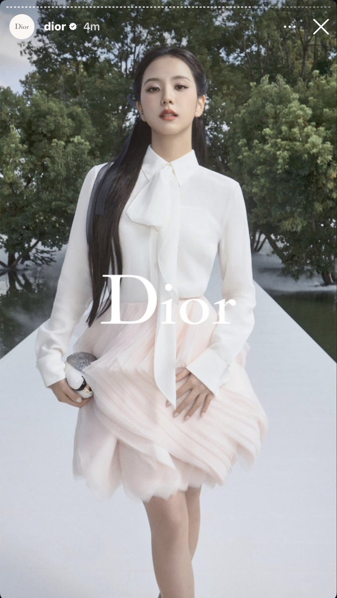 JST261938383798's tweet photo. The first to be featured on Dior’s IG Story, and the only one with the Dior logo.🤤

HUMAN DIOR JISOO AT PFW
#JISOOxDiorSummer27 https://t.co/uFi4bxh8Zy