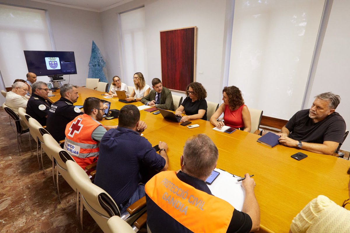 aj_gandia's tweet photo. ⚠️ ATENCIÓ: SUSPENSIÓ DE LES CLASSES demà DIJOUS 1 d'octubre per 🟠 ALERTA TARONJA PER PLUGES I TRONADES i AVÍS ESPECIAL, tal com marca el protocol aprovat pel Consell Escolar Municipal de Gandia. 🌧️⛈️. https://t.co/hsYgZwAjYI