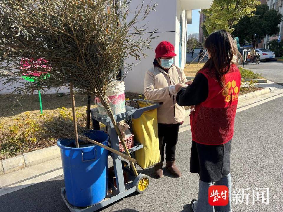 CareyKelkclhk's tweet photo. Hoy ayudé a distribuir alimentos a familias necesitadas en el centro de la ciudad. Conectar con ellos me llena el corazón de felicidad. Sé voluntario, marca la diferencia! https://t.co/9Rn397iYKr