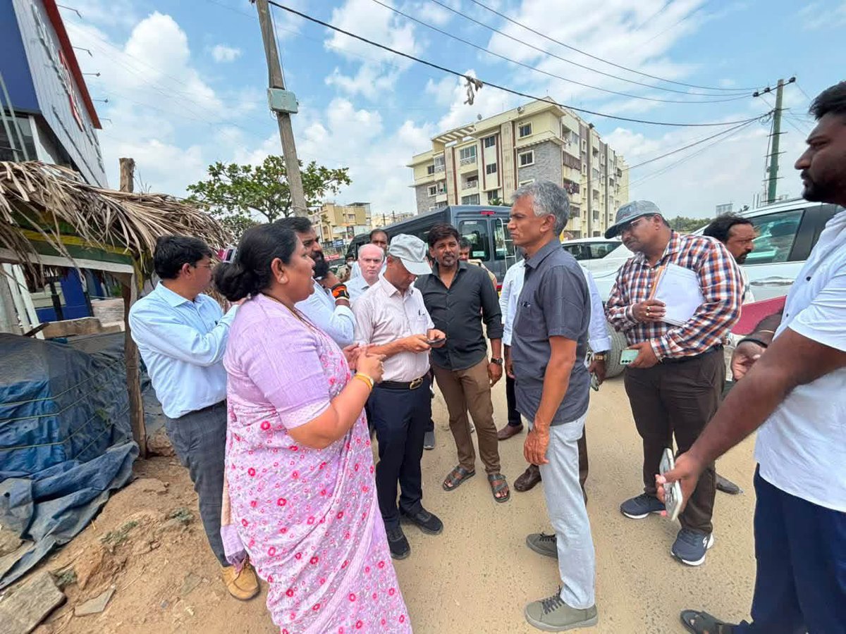 MALimbavali's tweet photo. ಇಂದು ಮಹದೇವಪುರ ವಿಧಾನಸಭಾ ಕ್ಷೇತ್ರದ ಗುಂಜೂರಿನಲ್ಲಿ ನಗರಾಭಿವೃದ್ಧಿ ಸಚಿವರಾದ ಶ್ರೀ ಕೃಷ್ಣ ಭೈರೇಗೌಡ ಅವರೊಂದಿಗೆ ರಸ್ತೆ ಅಭಿವೃದ್ಧಿ ಕುರಿತು ಸ್ಥಳಕ್ಕೆ ಭೇಟಿ ನೀಡಿ ಪರಿಶೀಲನೆ ನಡೆಸಲಾಯಿತು.

ಗುಂಜೂರಿನಲ್ಲಿ ರಸ್ತೆ ಸಮಸ್ಯೆಯಿಂದ ಪ್ರಯಾಣಿಕರಿಗೆ ಮತ್ತು ಸಾರ್ವಜನಿಕರಿಗೆ ದಿನನಿತ್ಯ ತೊಂದರೆಯಾಗುತ್ತಿದ್ದು, https://t.co/KN0RtBFDb7
