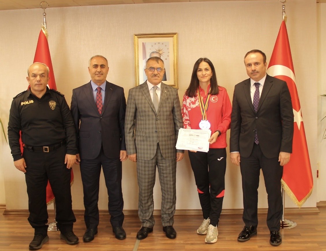CayirovaKaymaka's tweet photo. Romanya’da düzenlenen Balkan Masterler Şampiyonası’nda ülkemizi başarıyla temsil ederek uzun atlama ve üç adım atlama branşlarında Balkan ikinciliği elde eden Beden Eğitimi Öğretmeni Fitnet Kılıç, Çayırova Kaymakamımız Sayın Ahmet ÖNAL’ı makamında ziyaret etti. https://t.co/qTCZlzGsk8