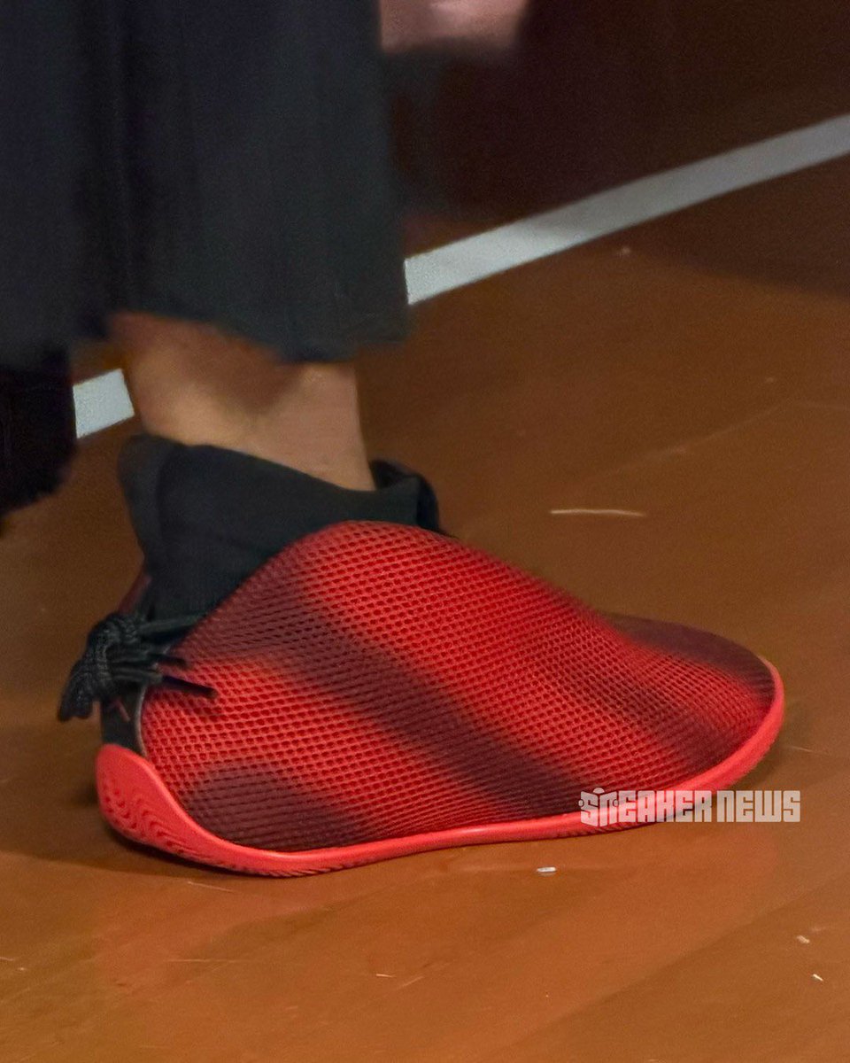 zSneakerHeadz's tweet photo. FIRST LOOK at Jordan Brand’s newest lifestyle sneaker, the AIR JORDAN VAIL 👀🔴

🔥 or 🚮⁉️ https://t.co/eNUw3mIC8N
