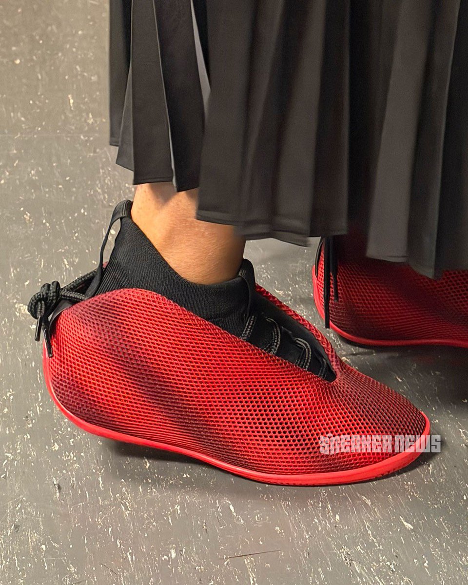 zSneakerHeadz's tweet photo. FIRST LOOK at Jordan Brand’s newest lifestyle sneaker, the AIR JORDAN VAIL 👀🔴

🔥 or 🚮⁉️ https://t.co/eNUw3mIC8N