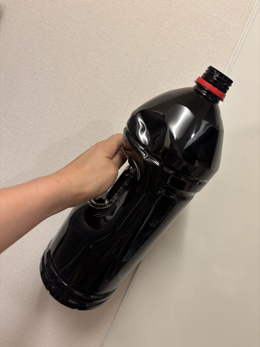 rierabbit1009's tweet photo. 小道具、完成ー！

アル中姉さんなんでね、ドス黒いボトルに細工してくれん？と座長から言われ…
試行錯誤してみた結果、ボトルの中にアクリル絵の具を中に垂らしてみたわけですよ
うん、いい感じ👍
ちなみに、これ4Lの焼酎のペットボトル(座長が飲んだやつ☺︎)

#演劇
#お芝居
#いまぎ IMAGI https://t.co/nldG5HHKrt