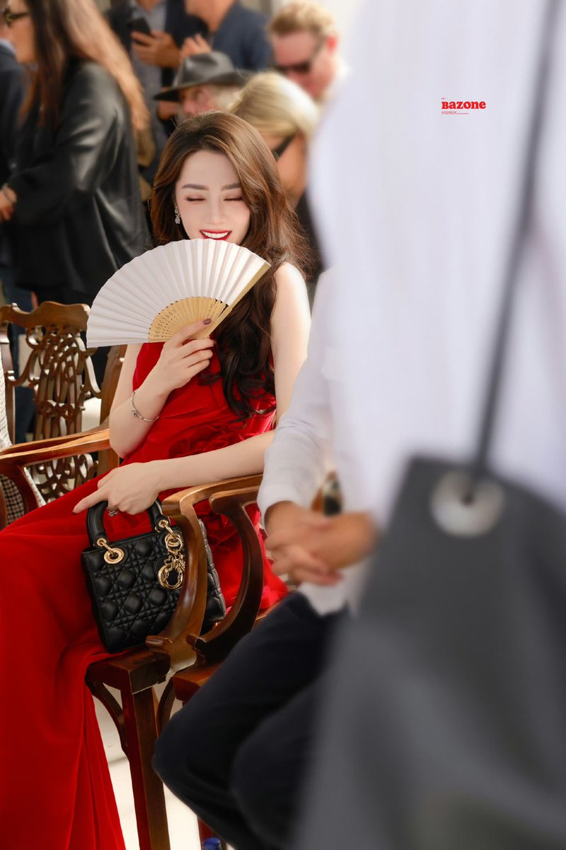phoenixwm0's tweet photo. In a position where nothing can diminish her beauty, even the buzzing of voices cannot disturb the queen! 

DILRABA DAZZLES DIORSS27

#Dilraba #DilrabaxDiorSummerSS27 #DiorSummer27
@Dior https://t.co/e1L62JvqdA