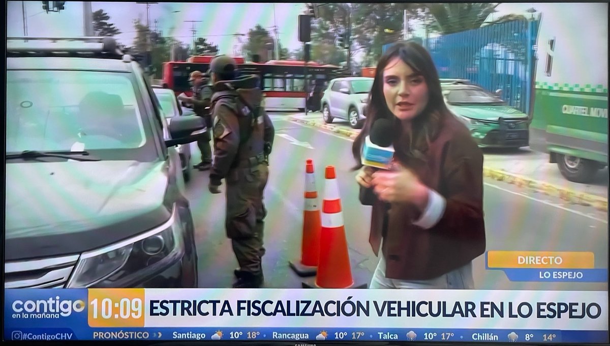 arieIIopez's tweet photo. Bien que se fiscalice el tránsito ¿pero los fiscalizadores no deberían dar el ejemplo?

De fondo se ven 3 vehículos de los fiscalizadores estacionados sobre la vereda violando la ley del tránsito 🤷‍♂️

@AndreaAristegui @CoxRobertoCox https://t.co/slbebVjs65
