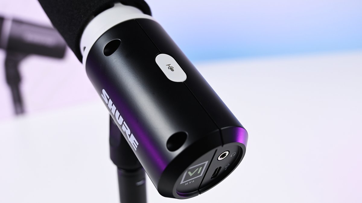 Daniel_Rubino's tweet photo. I never used a @Shure microphone before, despite its near-ubiquitous presence in the podcast space.

Its new MV6 USB Gaming Microphone Gen 2 didn't surprise me; it was great right out of the box, which is its real strong selling point at a reasonable $169.

Here's my full review of it⤵️
https://t.co/fNBA65SCMr
