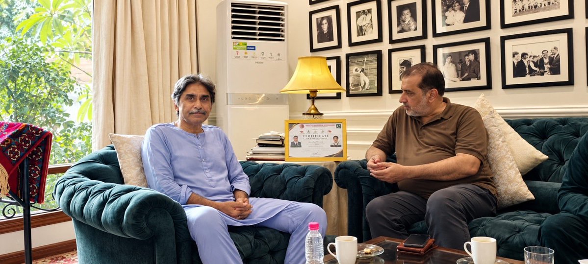 PMISWA1979's tweet photo. Grateful to meet Javed Miandad and present him with a Certificate of Appreciation for his ongoing humanitarian work. ❤️ A meaningful conversation with our President, Muhammad Iqbal Khan, about future community care. Together, we serve. 🤝 https://t.co/PbC0SHnr5L