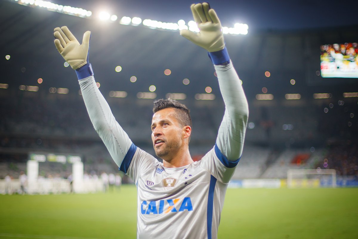 Cruzeiro's tweet photo. Hoje o goleiro Fábio, multicampeão e atleta que mais vezes vestiu a camisa do Cruzeiro, com 976 jogos, celebra 46 anos de vida! 🧤🦊

Desejamos muitas felicidades e saúde, ídolo! 💙

📸 Vinnicius Silva https://t.co/glotc41nmo