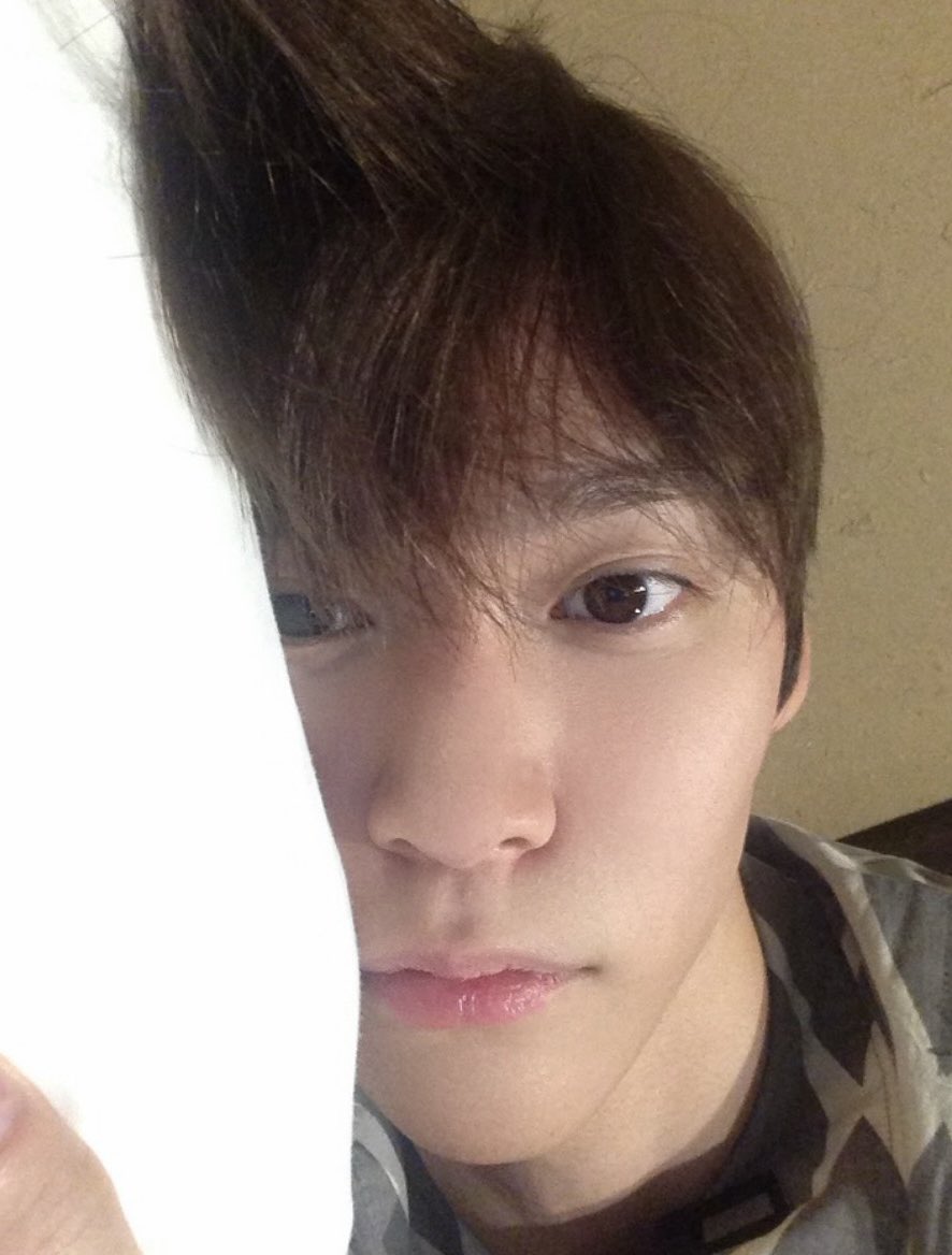 kittyseokbabe's tweet photo. ชั้นน้อยใจแฟนอีกแล้วอะ ก้อเพราะแฟนชั้นชอบแกล้งชั้นแบบพูดว่าชั้นหน้าเหมือนมู๋อยุ่นั่นแหละ พูดเสดก้อหันมายิ้ม แต่ก้อโกดไม่ลงเพราะว่ามันหล่ออะ https://t.co/8aPpMFI55L