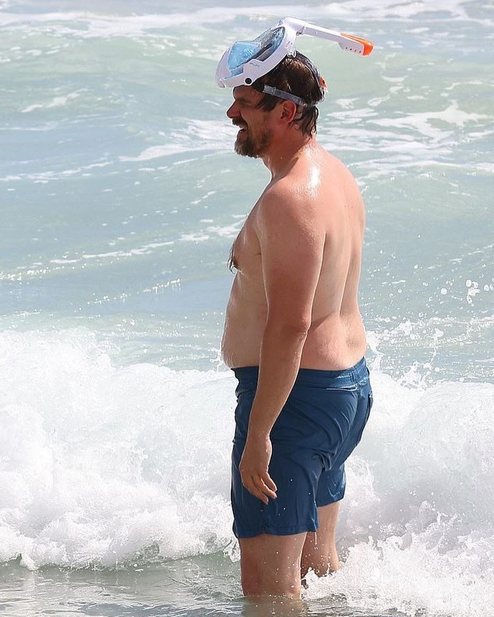 Mossmoviesjo's tweet photo. Actor David Harbour standing in the ocean... https://t.co/66jGxuaFGp
