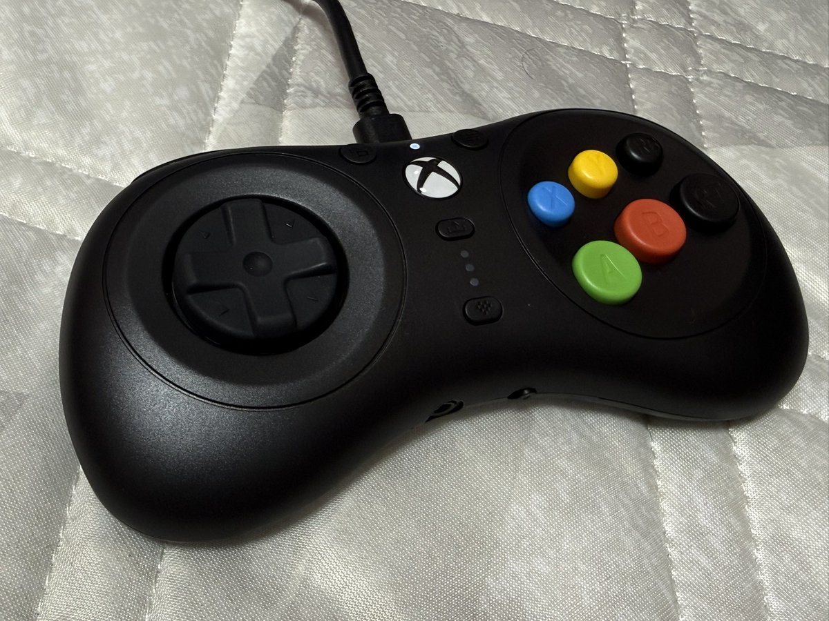 TWIN_SuperSport's tweet photo. 【8BitDo M30】
このコントローラーすげぇ……話には聞いてたけど、十字キーの出来がめちゃくちゃいい。斜め下が本当に入りやすくて、波動だけではなく昇龍もめっちゃでる。昇龍SA3もoctaやPS5純正より凄くやりやすい……！ https://t.co/sdOk46WMGW
