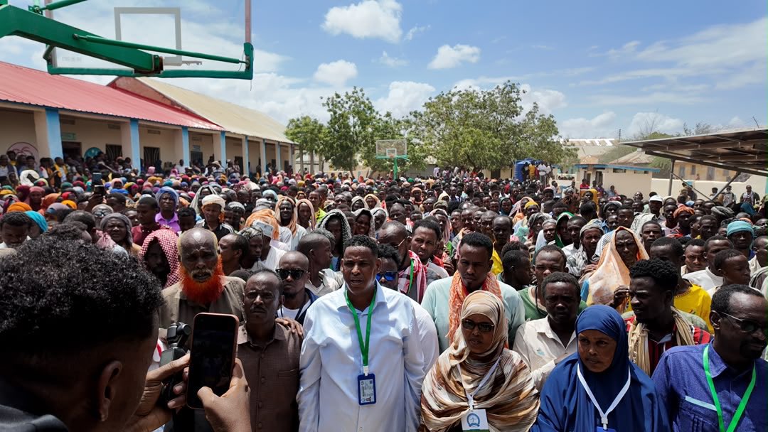 umutcagrisariii's tweet photo. Voters in #Somalia’s Hirshabelle and Galmudug are doing something simple yet powerful: choosing, with their own hands, who will speak for them at the district and state level. 

This is what one person, one vote means in practice. Whatever the skeptics say, this is how democracy takes root and accountable governance is built, one ballot at a time