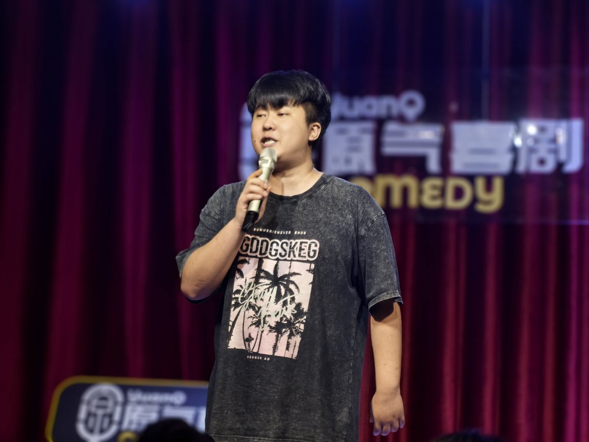 Rankinxah6's tweet photo. [Hoy en vivo! El stand-up te va a hacer reír hasta que te duelan las costillas, no te lo pierdas!]， https://t.co/1jf7m6R3jc