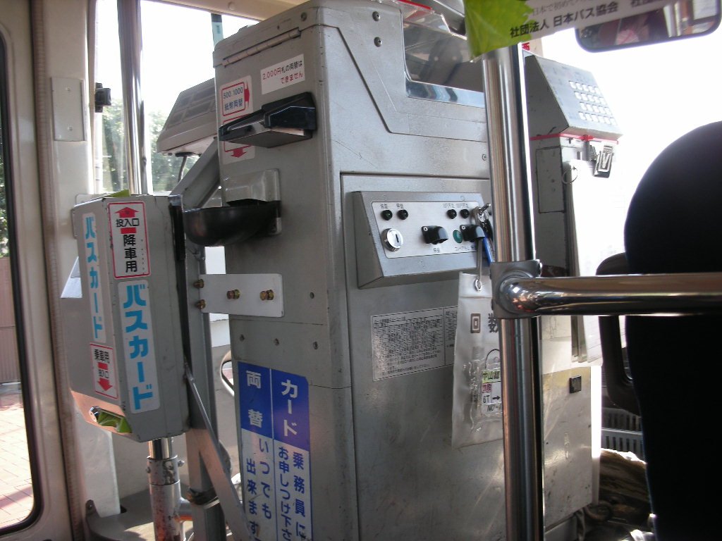 ktk4058's tweet photo. ローザの車内に運賃箱やら整理券機があったのは、当たり前とはいえ当時結構驚いた記憶。 https://t.co/MXFYxyVtSl