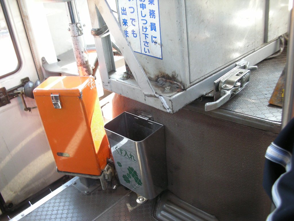 ktk4058's tweet photo. ローザの車内に運賃箱やら整理券機があったのは、当たり前とはいえ当時結構驚いた記憶。 https://t.co/MXFYxyVtSl