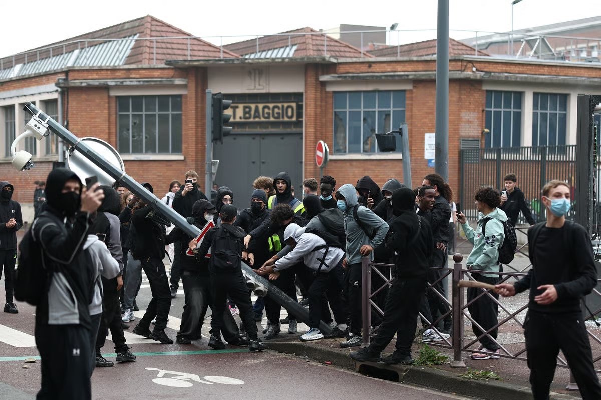 AlertesInfos's tweet photo. 🇫🇷 FLASH - Emmanuel Macron lance un APPEL AU CALME aux lycéens qui bloquent leurs lycées partout en France. (déclaration) https://t.co/SQFfxdaC3u