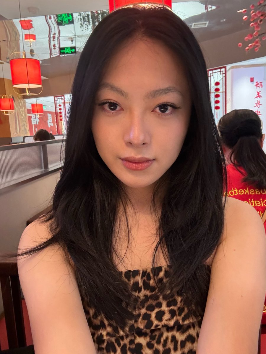WhatCarey's tweet photo. 披发还是扎发？#CD #女装大佬 #四爱 #iiii #西安 #ladyboy #男娘 https://t.co/R2jpLJbCxM