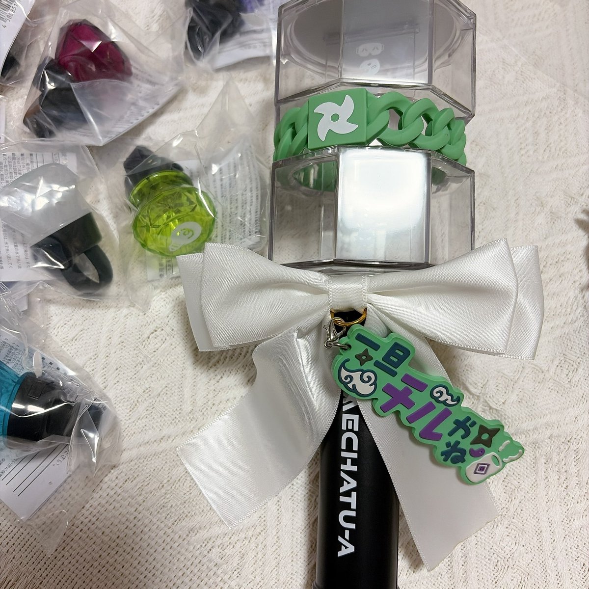 RENDRR's tweet photo. リボンのチャームに付ける何かしらを探してるんだけど…アクリル系じゃカチャカチャうるさいし、缶バッジだとペンラの凹凸で付けらんないし…何かあるかなぁ🤔
一旦チルかきゅんbroのちびぬいとか🤔 https://t.co/UCMpuPYuIn