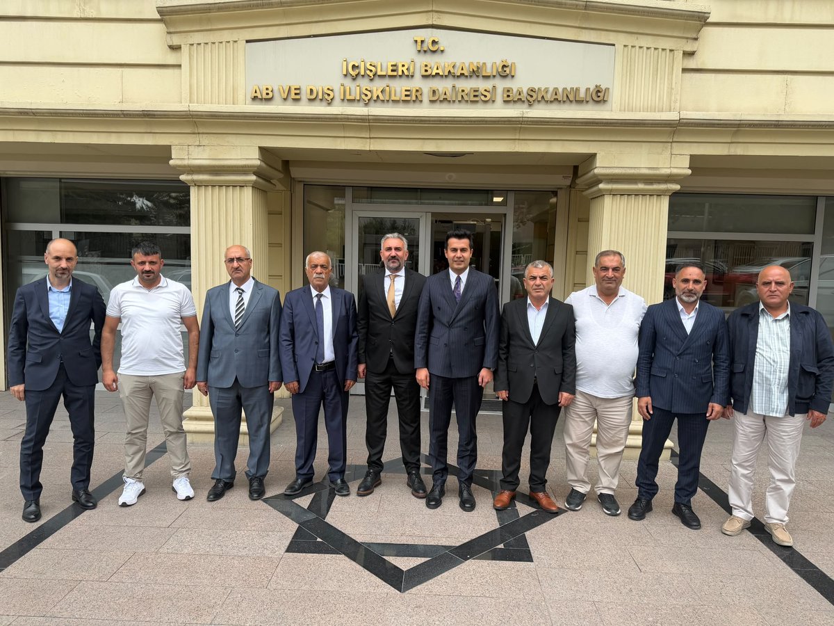 agri_esob's tweet photo. Birlik Başkanımız Arif Yıldıray HATUNOĞLU ve beraberindeki Oda Başkanlarımız, İçişleri Bakanlığı AB ve Dış İlişkiler Dairesi Başkanı Sn. Mehmet İLİDİ'yi makamında ziyaret etti.

Gösterdikleri yakın ilgi ve kabullerinden dolayı Daire Başkanımız Sn. Mehmet İLİDİ'ye teşekkür ederiz. https://t.co/35zLvmzISB