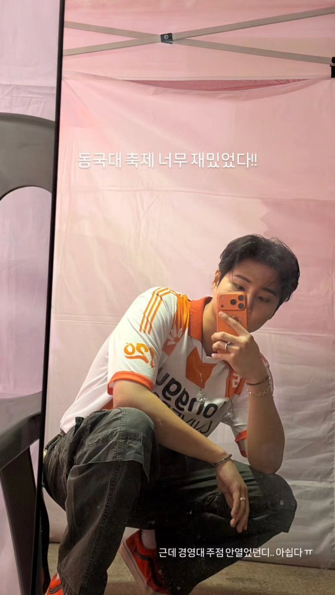 kokoouna's tweet photo. Ohh udah gak pake hp dari bontot kakk??? 😂😂 https://t.co/uj7GamLj8b