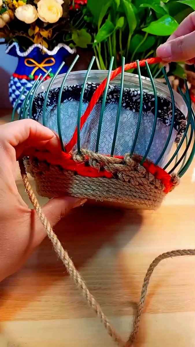 TamarJvgbi's tweet photo. Transformé una lata de café usada en un macetero decorativo con pintura y cordel, reciclar nunca fue tan lindo! https://t.co/e97gQ63GbS