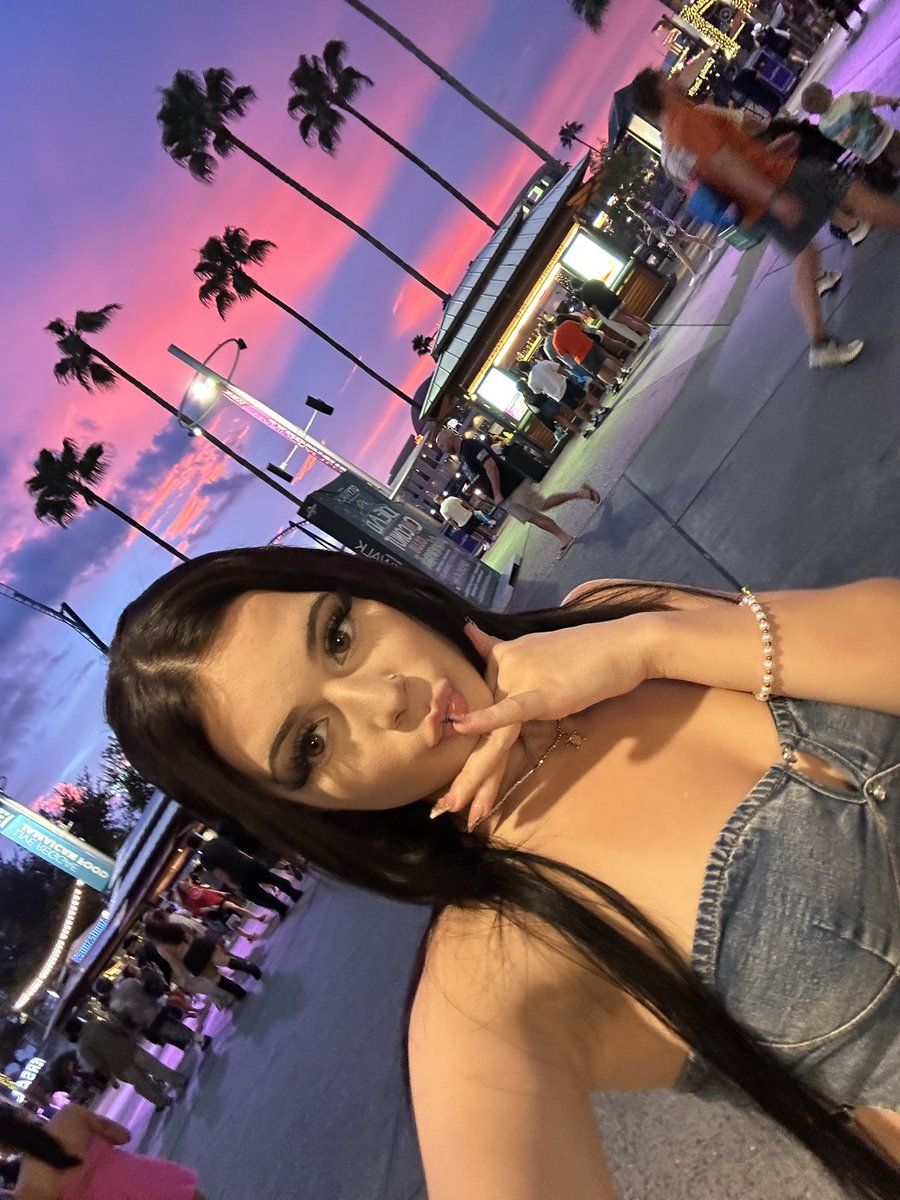 yanivellaa's tweet photo. made it to vice city 🙈 https://t.co/A3SX3hJshP