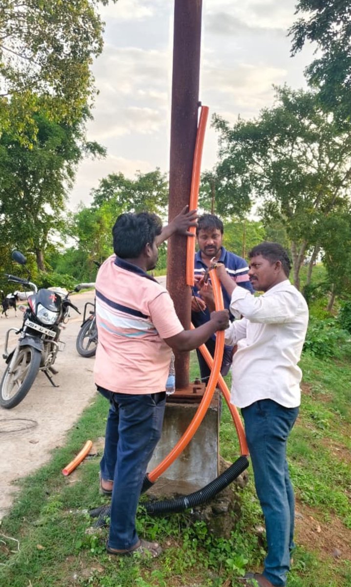 sdm_bcm's tweet photo. Street Lights on Flood Bank, Bhadrachalam 

On the directions of the Sub Collector, Mrinal Shreshtha - ITC and Gram Panchayat partnered under CSR, and installed street lights, thereby resolving a long standing issue of non-functional street lights on Bhadrachalam Flood Bank. https://t.co/kyGHezUE5T