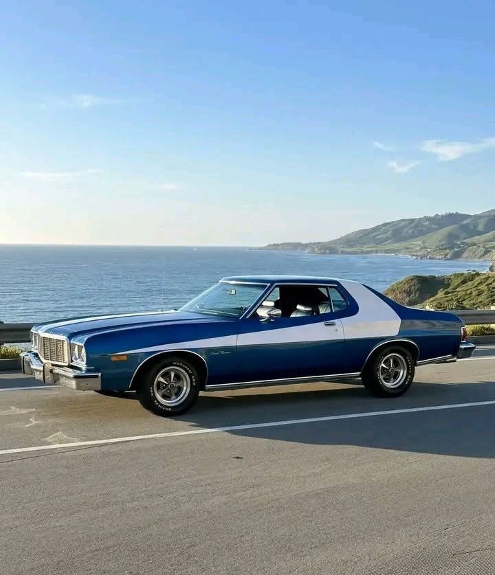 CarManToday's tweet photo. Do you think the blue color with the white stripe makes this classic car look cooler than its original red color? 🤔🚨 https://t.co/Uc707JEGTB