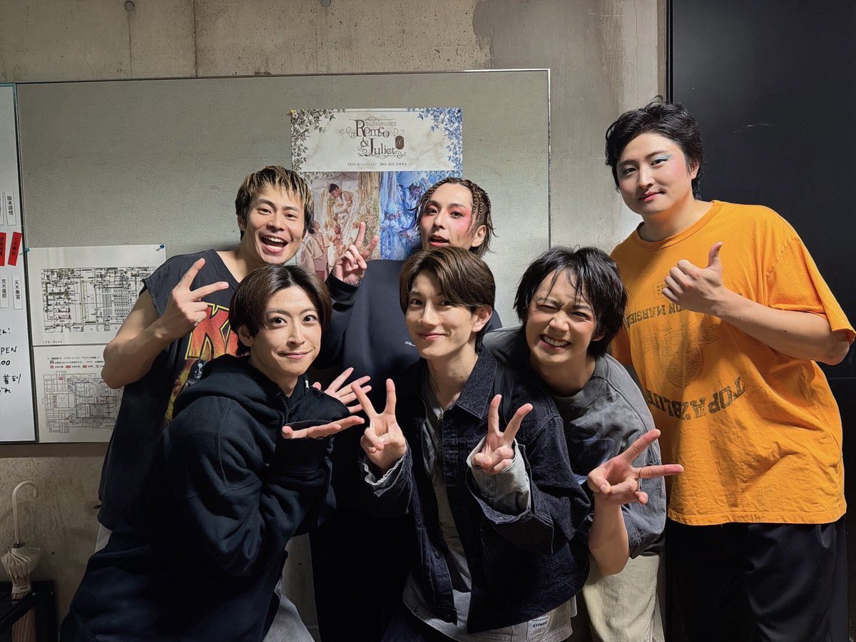 tmr_akzw's tweet photo. #ロミジュリOC
連日ご来場ありがとうございます！
OチームもCチームも公演折り返し。
残りの公演も大事に物語りをお届けしたいと思います！

大好き鯨井パイセンと！
こんなに素敵な先輩が近くにいるって幸せだなぁって毎日思う。ありがてぇ。
今日は赤澤フレンズの遼太郎も来てくれました🔥 https://t.co/Wbq9zyH5ur
