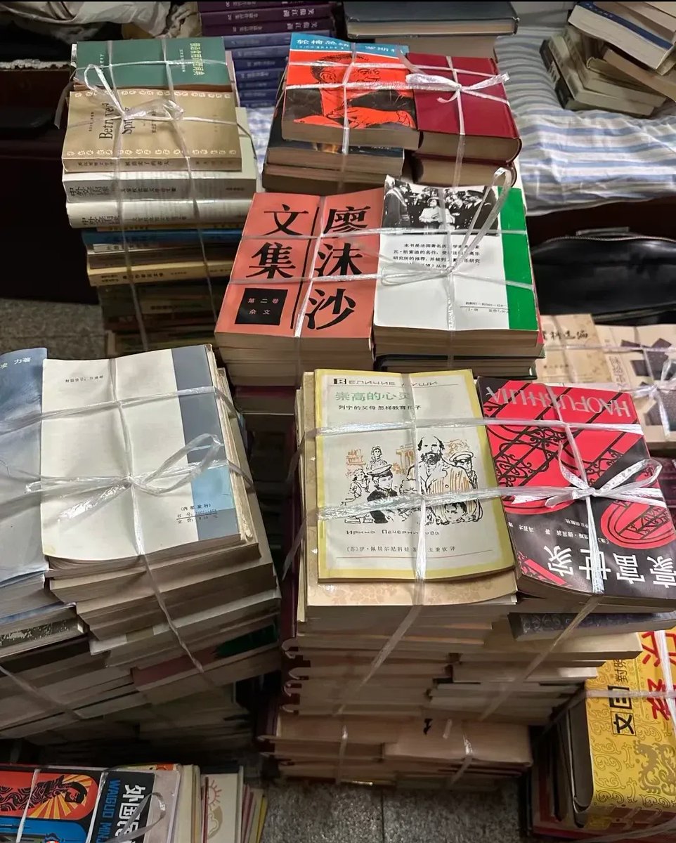 IvanaRobbqv's tweet photo. Ordenando mis viejos libros, encontré cartas de mi infancia! Despejar el espacio me hace sentir más ligero.， https://t.co/UVKITysbpU