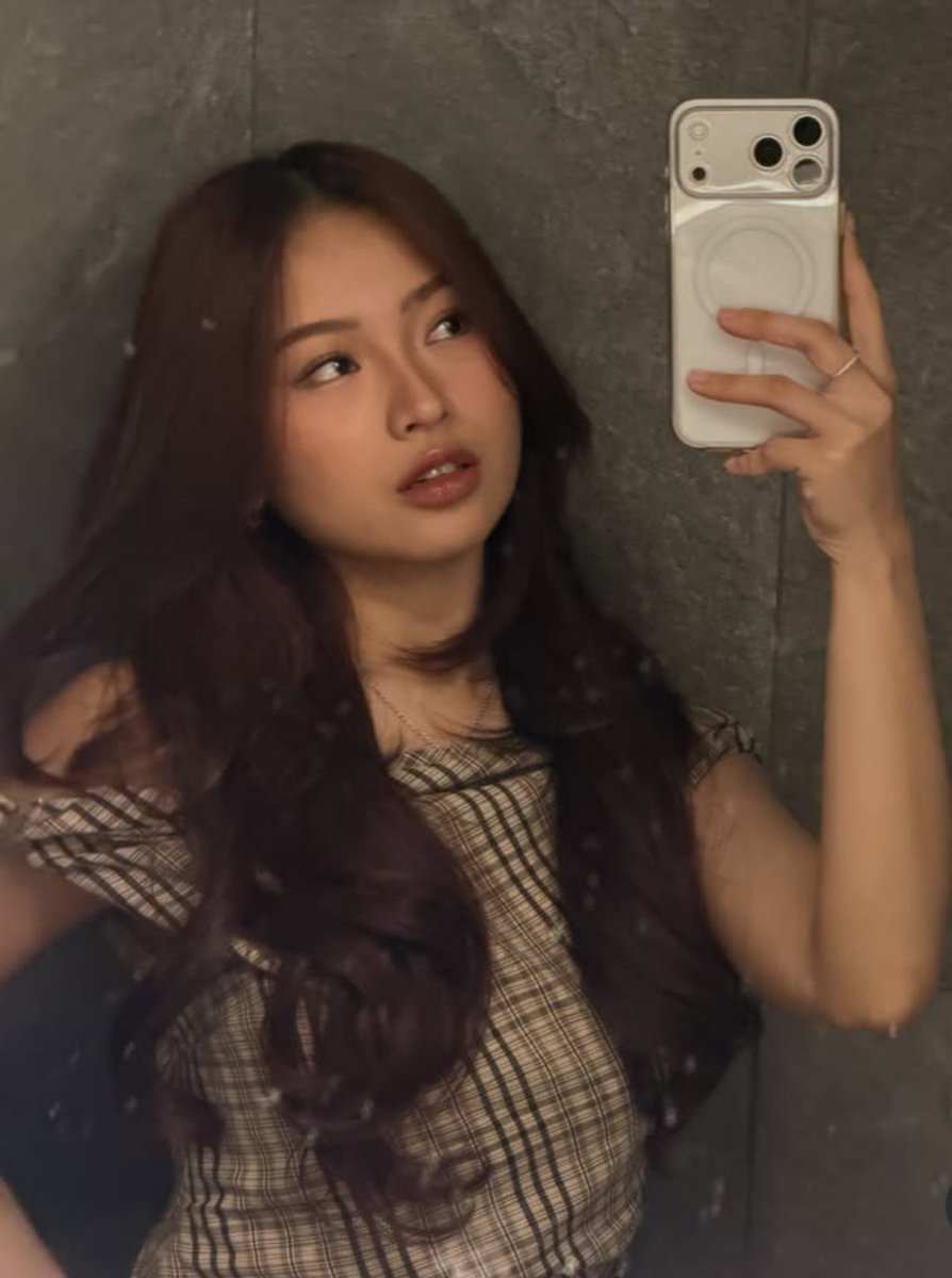 frenchfrAis_'s tweet photo. All that hate, and she's still this pretty. ♡ https://t.co/5BvyCL9AtV