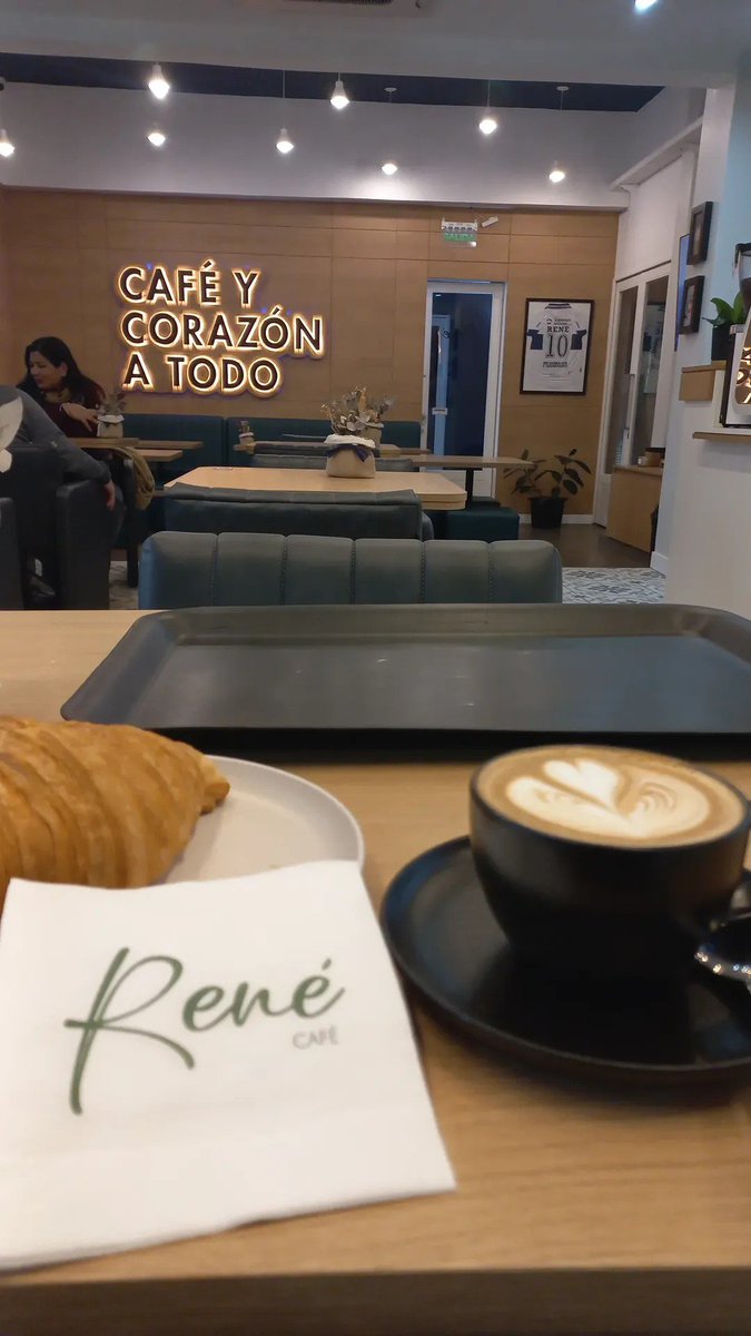 FrancoCisneros0's tweet photo. Pase a darle la bienvenida a mi ahijada a la manada y de paso desayuné en René. 10 de 10 la calidad y la atención #GELP https://t.co/2g8WspqWis
