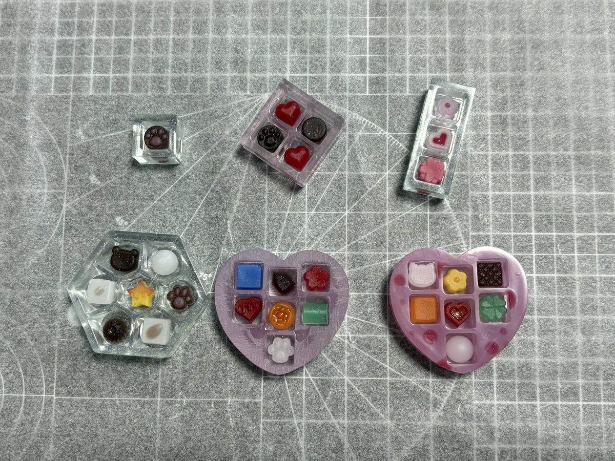 USAGI072900's tweet photo. 結構経過したけど、以前の続き〜
「何をどこに置こうかな〜」って考えてたら40分ぐらい経過してて「これはキリがないやつ！」と強制終了！
茶と白と赤はたくさんあってもいいかも！と思った🤔

あと、完成までの道のりが長い(　˙-˙　)

#レジン
#手芸 https://t.co/CqrzryXZDi