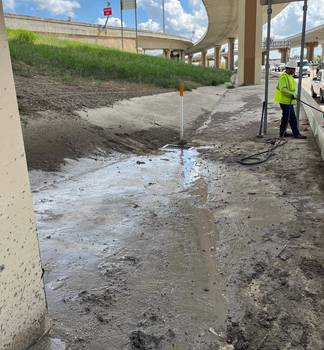 TxDOTSanAntonio's tweet photo. Rain is on the way and TxDOT crews are preparing now with drain inspections, equipment checks, and barricades staged in flood-prone areas. 🌧️

Before you travel, check real-time highway conditions at https://t.co/4XpsXjutKO or on the DriveTexas App. https://t.co/DKNSnY6kbx