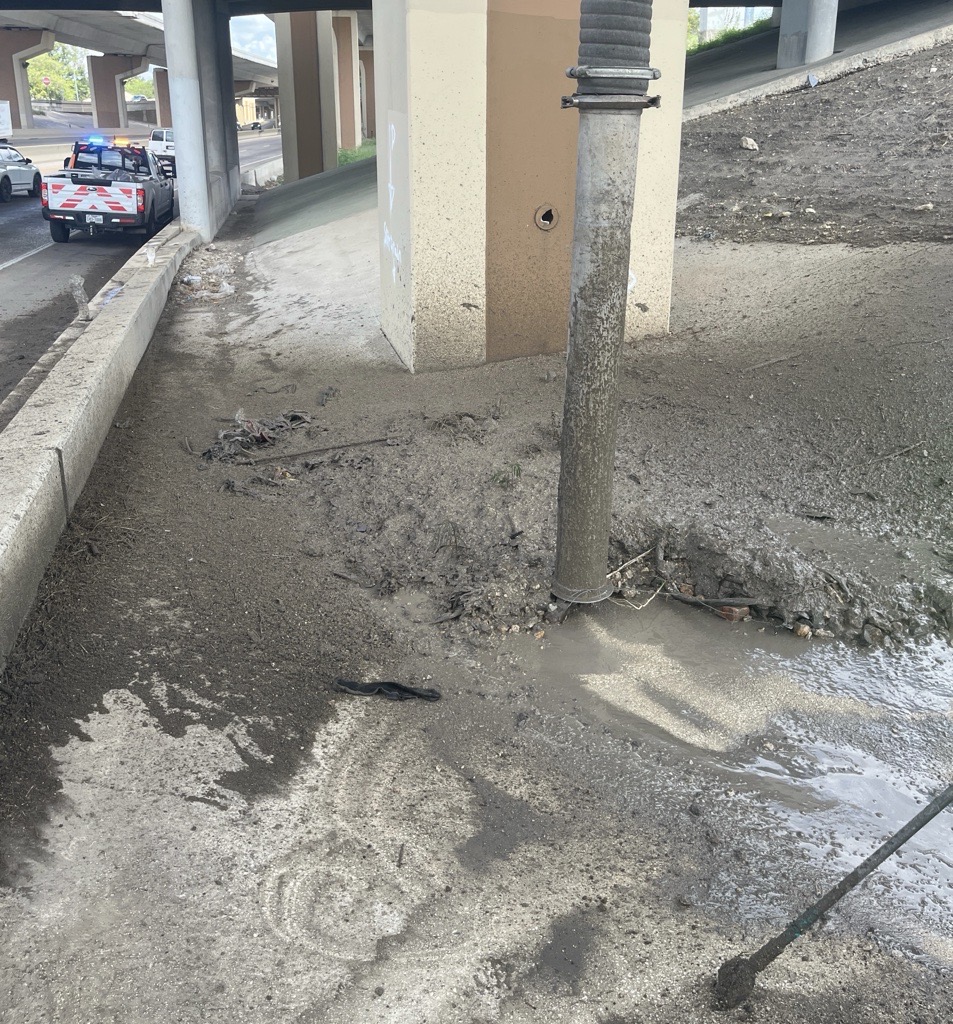 TxDOTSanAntonio's tweet photo. Rain is on the way and TxDOT crews are preparing now with drain inspections, equipment checks, and barricades staged in flood-prone areas. 🌧️

Before you travel, check real-time highway conditions at https://t.co/4XpsXjutKO or on the DriveTexas App. https://t.co/DKNSnY6kbx