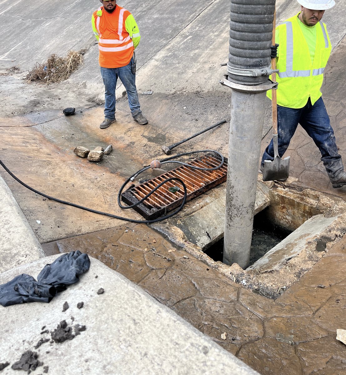 TxDOTSanAntonio's tweet photo. Rain is on the way and TxDOT crews are preparing now with drain inspections, equipment checks, and barricades staged in flood-prone areas. 🌧️

Before you travel, check real-time highway conditions at https://t.co/4XpsXjutKO or on the DriveTexas App. https://t.co/DKNSnY6kbx