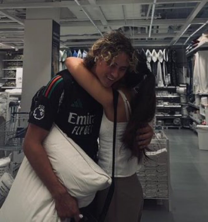 acervojosephz's tweet photo. queria tanto esse abraço 😭 https://t.co/GsnVIoOMiN
