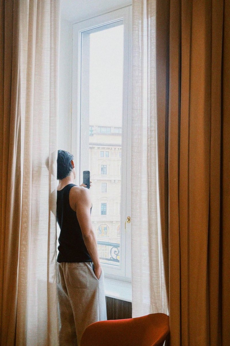 lurker_army's tweet photo. Wait, this isn't just a delusion. That kind of camera angle is only possible if the person taking the photo is sitting on the bed or standing right next to the bed. Who else could it be other than his roommate, right? 🧐

#政瞳 #aylio https://t.co/dr2iiF2Bk1