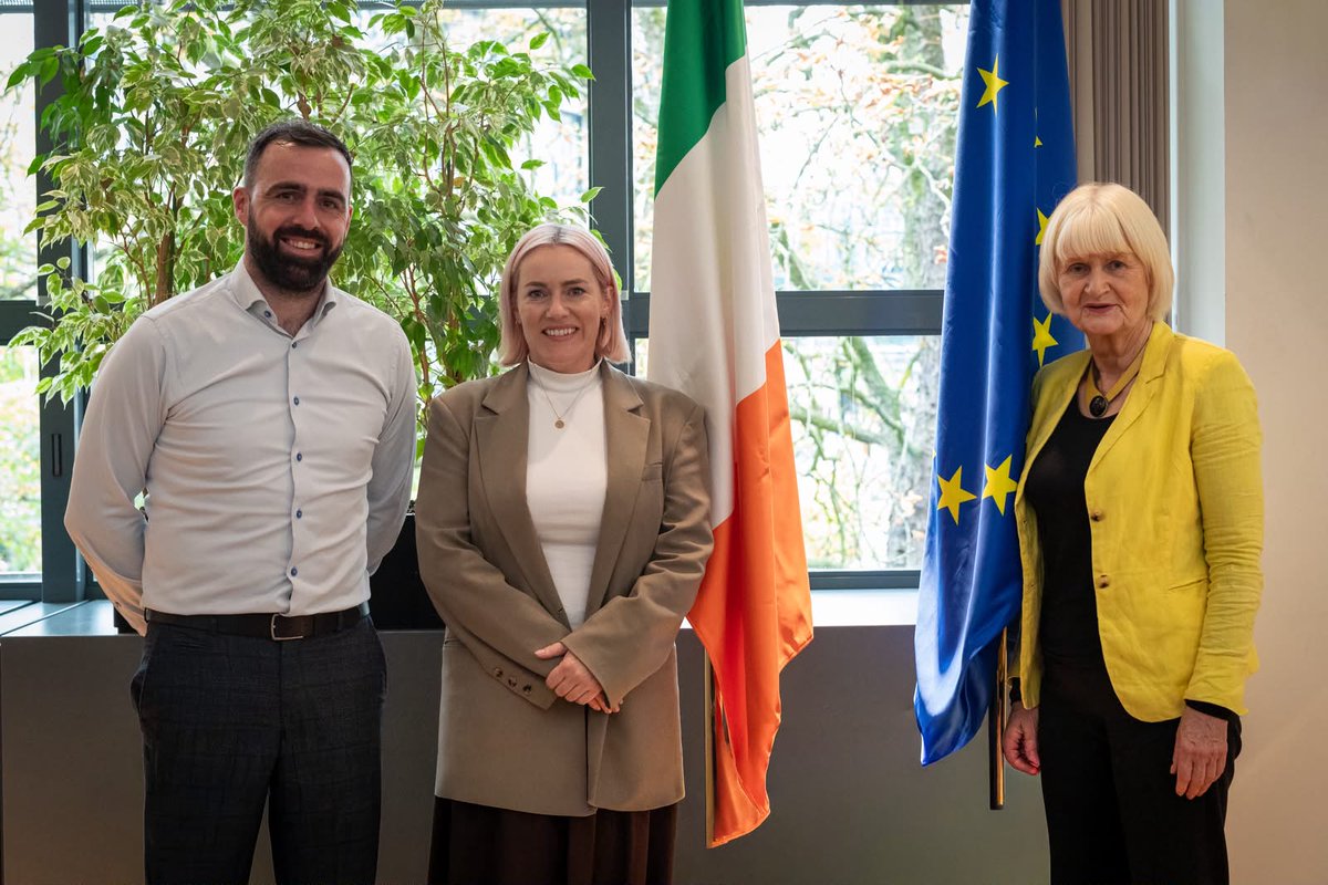 IrishRegions_EU's tweet photo. Today, Minister of State Marian Harkin TD represented the Irish Presidency at the @EU_CoR for an exchange on the Opinion "Skills for the Future". 
Irish Delegation members Cllr Emma Blain &amp; Cllr Jack Murray had the opportunity to meet Minister Harkin 🇮🇪 🇪🇺

#SEDEC #EUinMyRegion https://t.co/fihDFZ0nP0