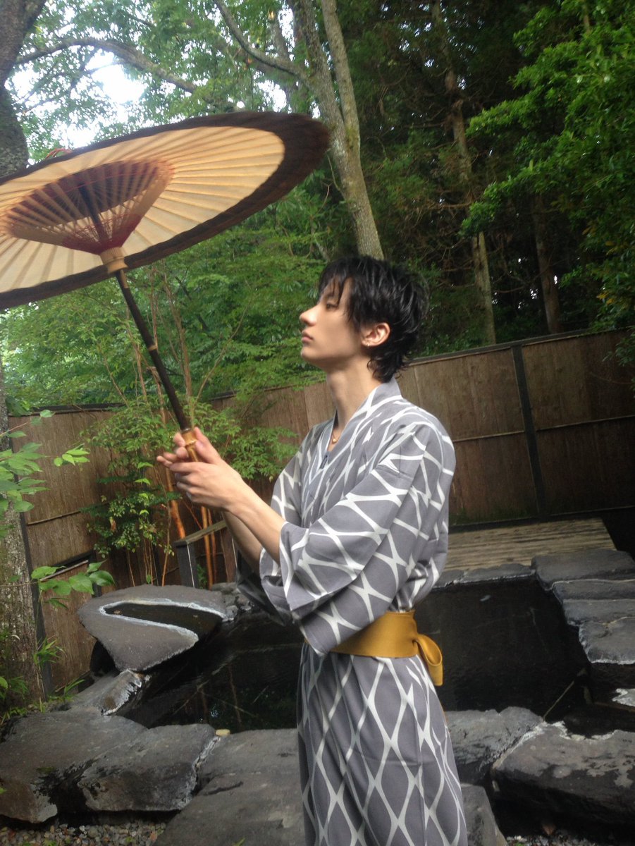 asbaguette's tweet photo. หน้ากับหุ่นมันเว่อร์อะไรขนาดนั้น ใส่ยูกาตะขึ้นมากกกก ไวบ์โคตรโบราณ (in positive way) นึกถึงองครักษ์ไม่ก็ซามูไรญี่ปุ่นเลย https://t.co/iuo5s47pAX
