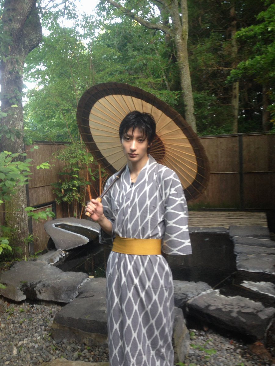 asbaguette's tweet photo. หน้ากับหุ่นมันเว่อร์อะไรขนาดนั้น ใส่ยูกาตะขึ้นมากกกก ไวบ์โคตรโบราณ (in positive way) นึกถึงองครักษ์ไม่ก็ซามูไรญี่ปุ่นเลย https://t.co/iuo5s47pAX