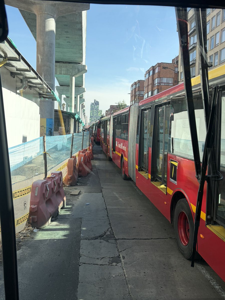 LiliCastanedaM's tweet photo. “…Es más barato y hace lo mismo que un metro”
¡Cómo no! 😡

Gracias @TransMilenio @EnriquePenalosa https://t.co/Av0Vm2YrF3