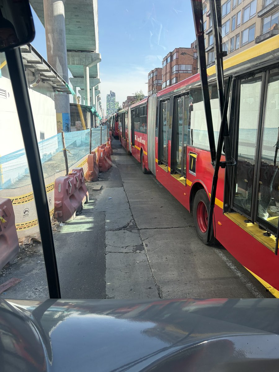 LiliCastanedaM's tweet photo. “…Es más barato y hace lo mismo que un metro”
¡Cómo no! 😡

Gracias @TransMilenio @EnriquePenalosa https://t.co/Av0Vm2YrF3