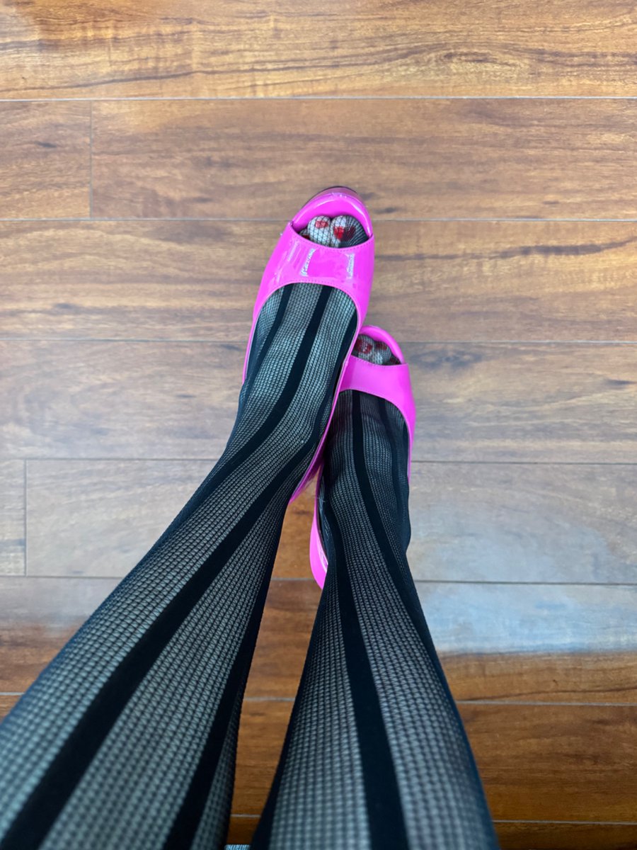 SissyBarbie1231's tweet photo. I love how these heels show off my nails 💅🔥🔥❤️. Looking cute af 🤭🤭
#sissy #femboy https://t.co/zriNSEKas2