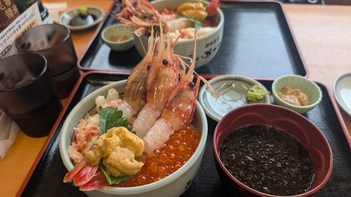 mi001000's tweet photo. 函館朝市どんぶり横丁のぶっかけ食堂🦪
友達やお客さんと行くけど、みんな泣く泣くご飯を残してしまうくらいボリューミー！✨
海鮮の下に更にホタテが隠れてるよ🥰 https://t.co/ApuNedNNIk